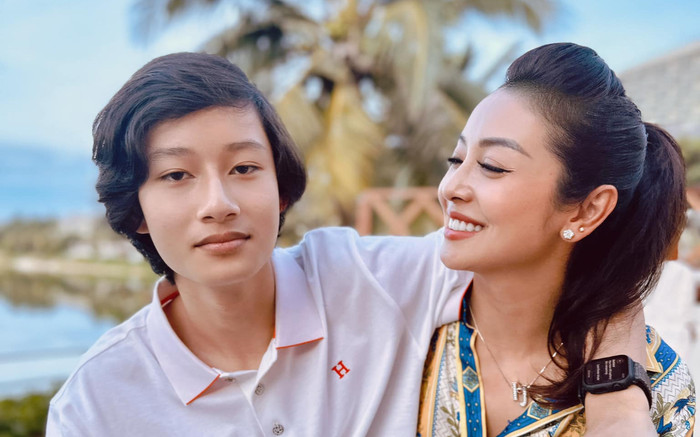 Jennifer Phạm khoe gia đình 3 thế hệ 'đẹp như tranh', diện mạo quý tử gây chú ý Ảnh 2