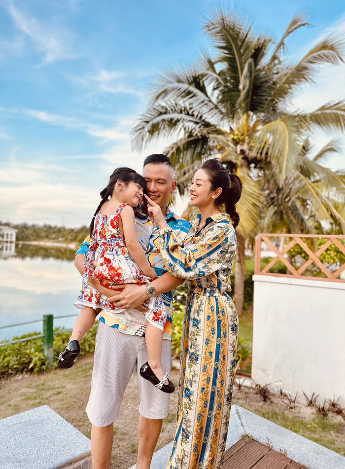  Jennifer Phạm khoe gia đình 3 thế hệ 'đẹp như tranh', diện mạo quý tử gây chú ý Ảnh 5
