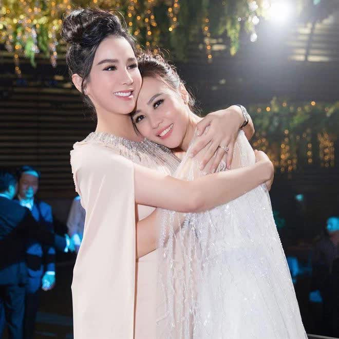 Diệp Lâm Anh và Đàm Thu Trang là bạn thân hơn chục năm nay, chưa từng vắng mặt trong những sự kiện quan trọng của nhau.