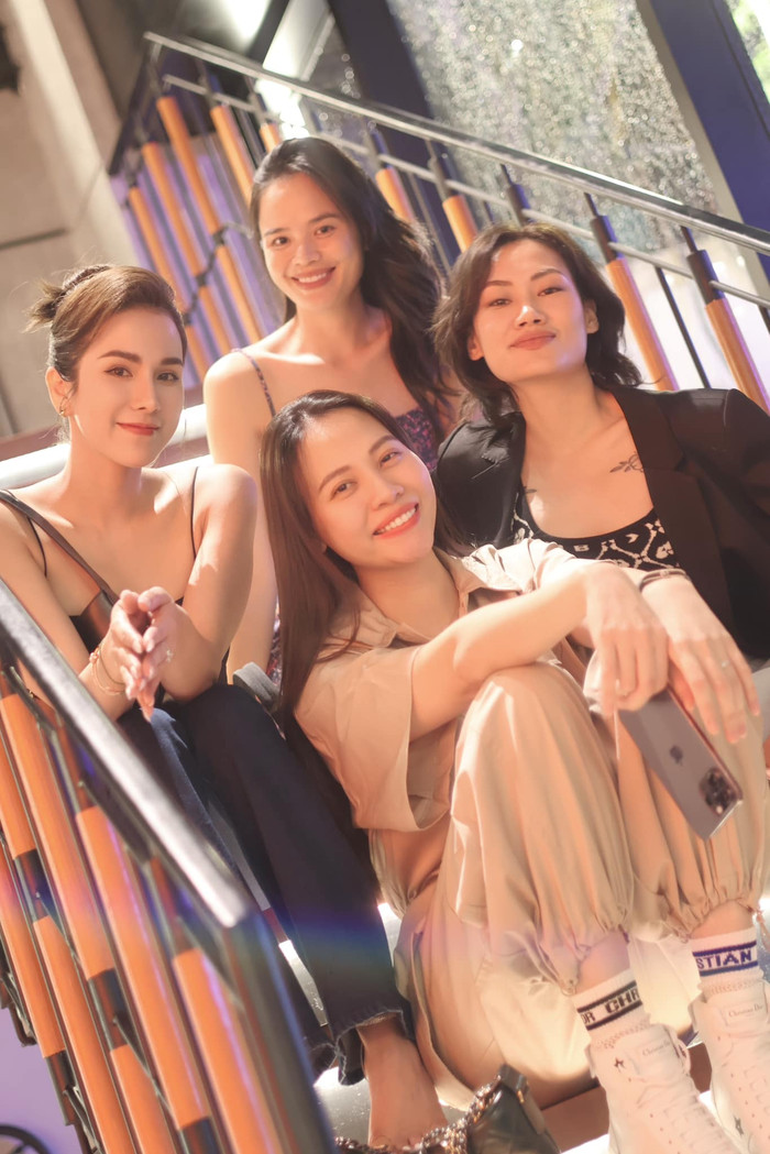 Diệp Lâm Anh đăng tải khoảnh khắc hội ngộ cùng Đàm Thu Trang và hội bạn thân.