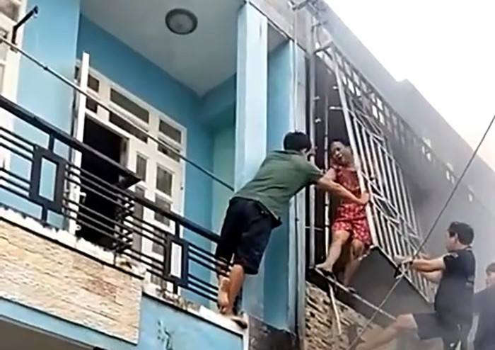 Người dân phá 'chuồng cọp' để giải cứu các nạn nhân