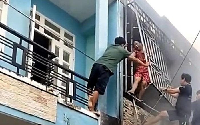 Phát hiện nhà dân bị cháy, hàng xóm phá 'chuồng cọp' cứu người Ảnh 2