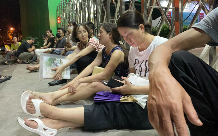 Phụ huynh dậy từ 2h sáng, xuyên đêm xếp hàng giành suất vào lớp 10 cho con Ảnh 2