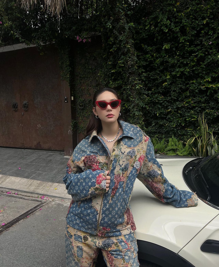 Bộ cánh hàng hiệu tăng thêm phần sang chảnh của bà bầu Minh Hằng trong một lần xuống phố.