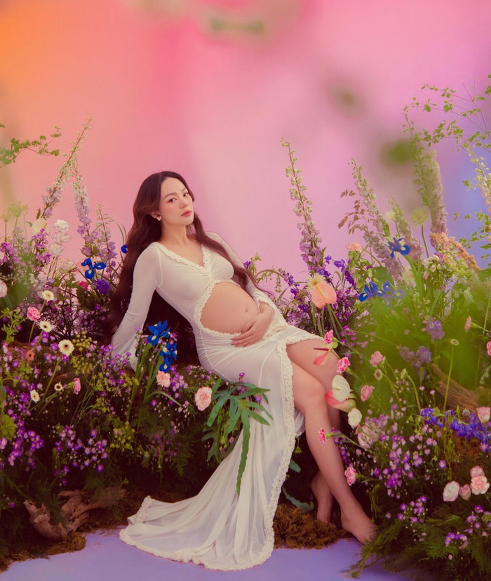 Nữ ca sĩ diện váy xuyên thấu, kiểu dáng cut-out trong bộ ảnh sinh nhật. Minh Hằng tiết lộ ông xã không phản đối cô theo đuổi sexy khi mang bầu. Ngược lại, anh còn dành nhiều lời khen với những bộ cánh cắt xẻ chừng mực giúp tôn dáng của vợ. 