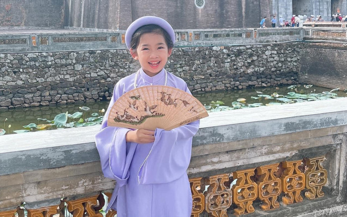 Con gái Mai Phương được bảo mẫu đưa đi du lịch khắp nơi, thích thú trải nghiệm dịp hè Ảnh 2