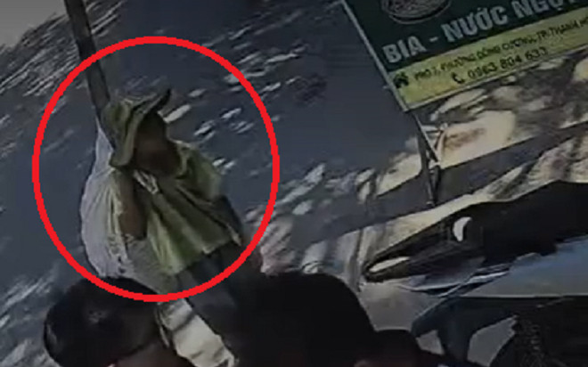 Gặp cậu bé nhặt ve chai xách trên vai chiếc bị, anh chủ quán phở có hành động bất ngờ Ảnh 2