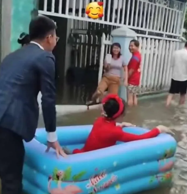  Đám cưới mùa mưa: Cô dâu cười tít mắt ngồi phao trẻ em để chồng rước về dinh Ảnh 2