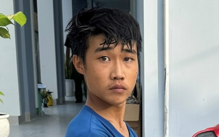 Thấy người phụ nữ đi trước sơ hở không đề phòng, gã thanh niên áp sát làm trò xấu Ảnh 2