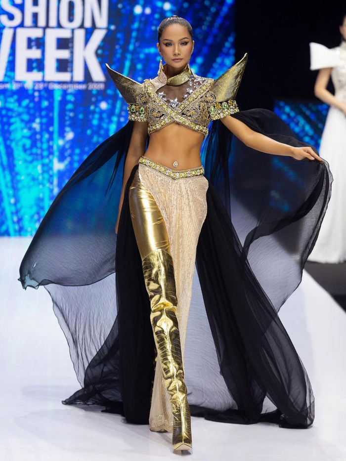 Nàng hậu trình diễn catwalk với thiết kế khoe khéo vòng eo.