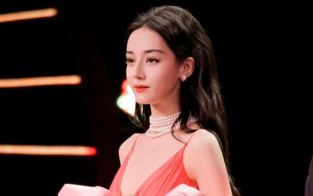 Địch Lệ Nhiệt Ba bị bóc phốt làm màu lố lăng, netizen bùng nổ tranh cãi Ảnh 2