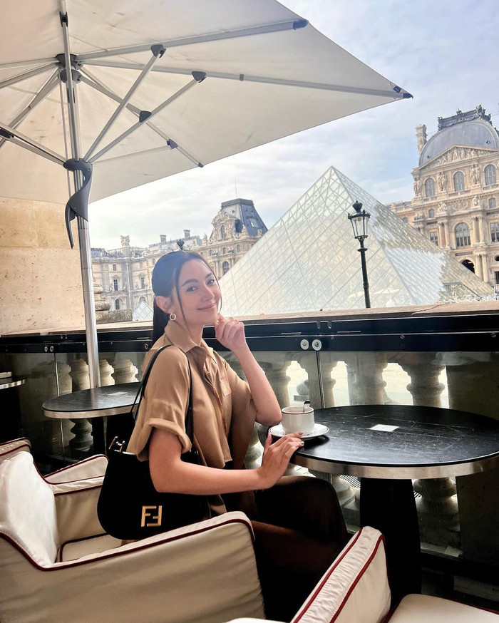 Dù đã bước sang ngưỡng tuổi U40, song, cái tên Bella Ranee Campen vẫn chưa có dấu hiệu hạ nhiệt. Cô nàng luôn là nhân vật được làng giải trí lẫn giới thời trang đặc biệt “chào mời” trong các dự án phim ảnh “đắt giá” cũng như tham dự tại các show diễn tầm cỡ quốc tế. 