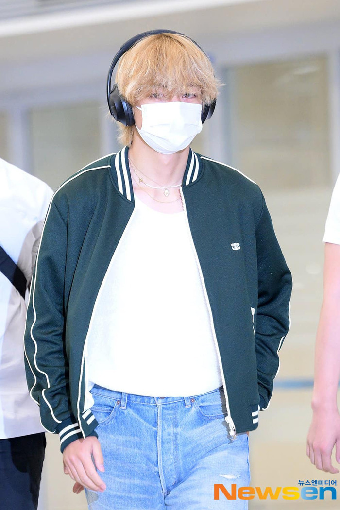 Jennie và V cùng xuất hiện tại sân bay, cách nhau khoảng thời gian ngắn. (Ảnh: Newsen)