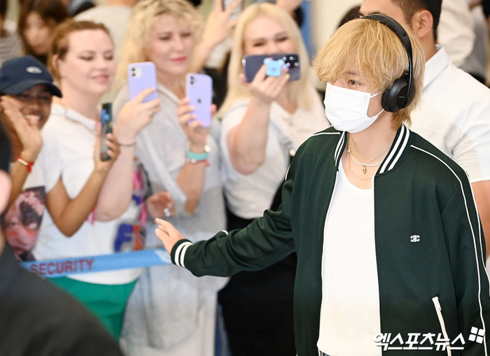 V thân thiện tương tác, vẫy tay chào người hâm mộ. (Ảnh tổng hợp)