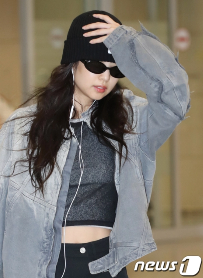 Jennie xuất hiện với thần thái sang chảnh, thu hút. (Ảnh tổng hợp)