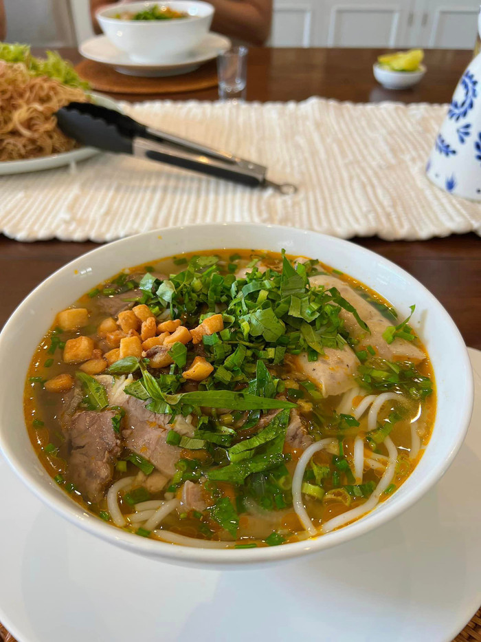 Món bún bò với nhiều topping