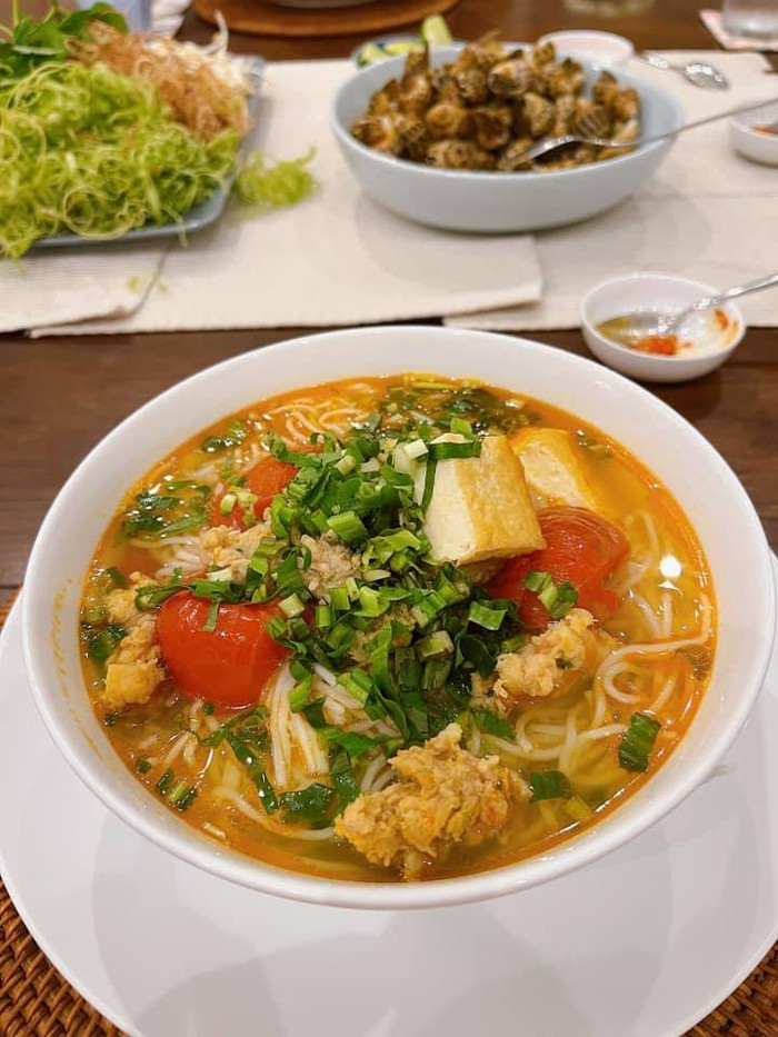 Món bún riêu với màu sắc bắt mắt