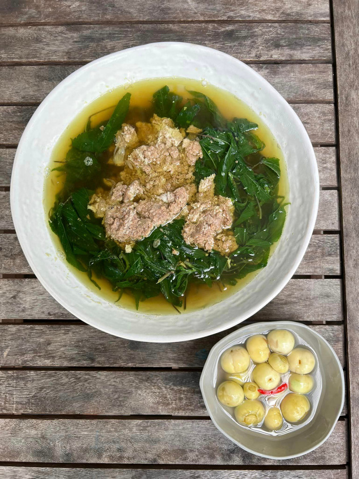 Canh cua cà pháo 'hết nước chấm' trong mùa hè này