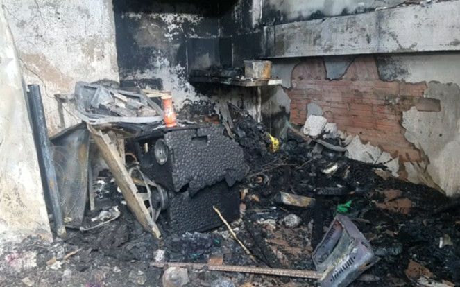 Phòng trọ cháy rụi, người phụ nữ bán vé số vỡ òa tìm lại được bọc vàng tưởng mất Ảnh 2