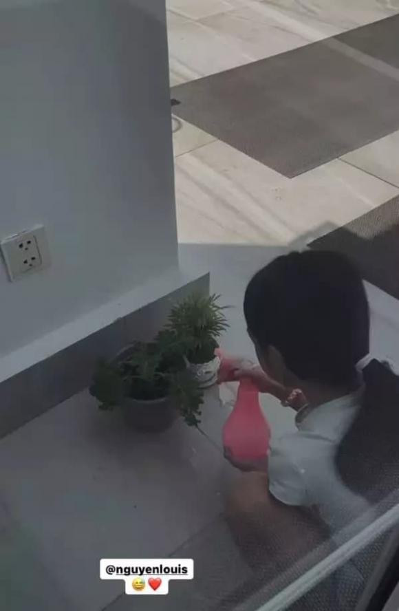 Ái nữ nhà Tăng Thanh Hà có sở thích chăm sóc cây cối giống mẹ. (Ảnh chụp màn hình)