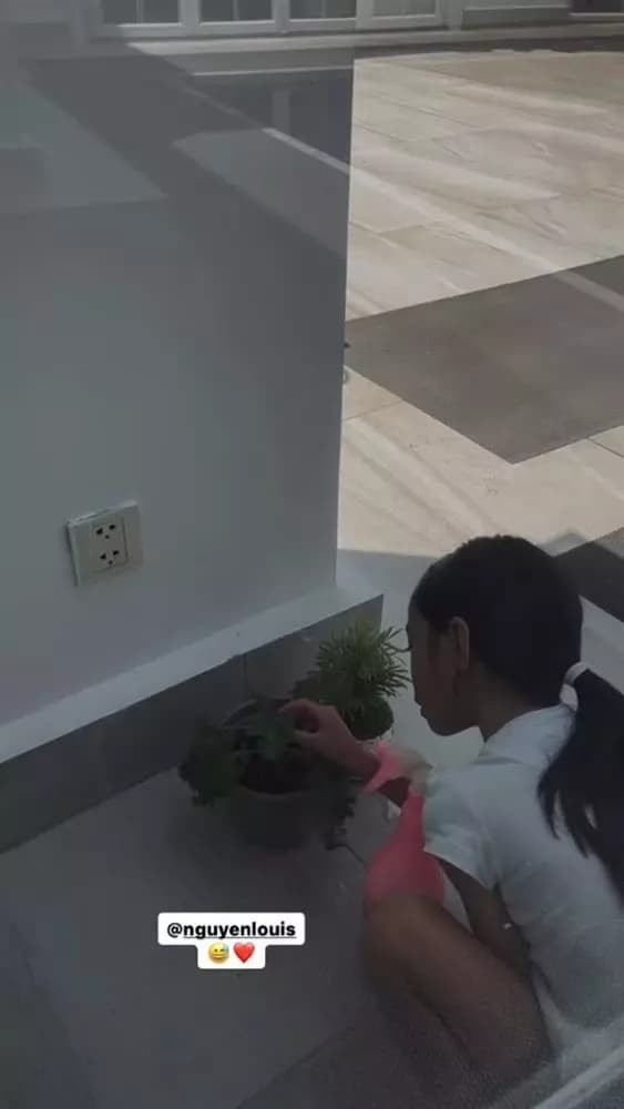 Cô bé còn sở hữu nhiều đường nét giống mẹ. (Ảnh chụp màn hình)