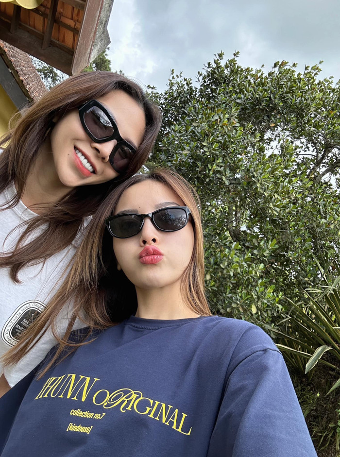 Cả hai không ngần ngại đăng tải những hình ảnh 'tình bể bình' bên nhau. Thế nhưng, Kỳ Duyên cho biết tình cảm của họ xuất phát từ tình đồng nghiệp, chị em, tri kỷ nên khó định nghĩa chính xác như thế nào. Mỗi người đều có cá tính riêng, thậm chí từng không nhìn mặt nhau lúc giận dỗi, song cố gắng chấp nhận sự khác biệt ấy để cố gắng đồng hành trong cuộc sống. 