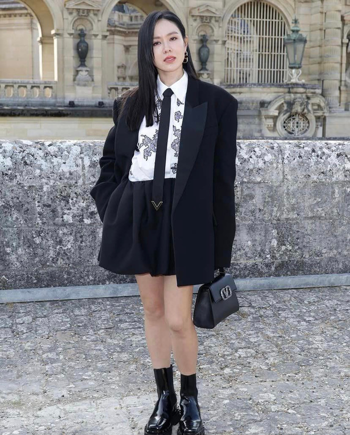 Hình ảnh Son Ye Jin ép thẳng mái tóc, trang điểm đậm và ăn vận khác hẳn phong cách thời trang thường ngày đã trở thành chủ đề khiến cư dân mạng không ngừng xôn xao bàn tán