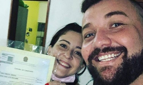 Hy hữu: Cặp đôi cười hớn hở, cùng nhau mở tiệc chúc mừng... ly hôn Ảnh 1