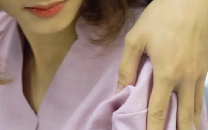 Vào quán cà phê thấy vắng người, gã trai có hành động đáng xấu hổ với nữ chủ quán Ảnh 2