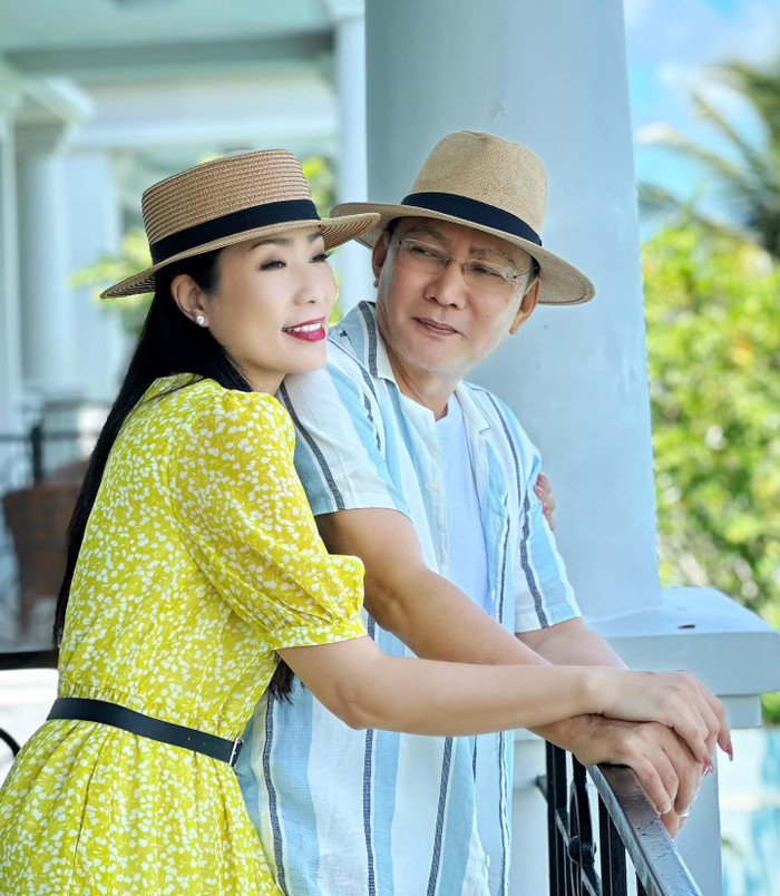 Vợ chồng NSƯT Trịnh Kim Chi sau hơn hai thập kỷ chung sống tình cảm giữa cả hai vẫn ngọt ngào như thuở ban đầu