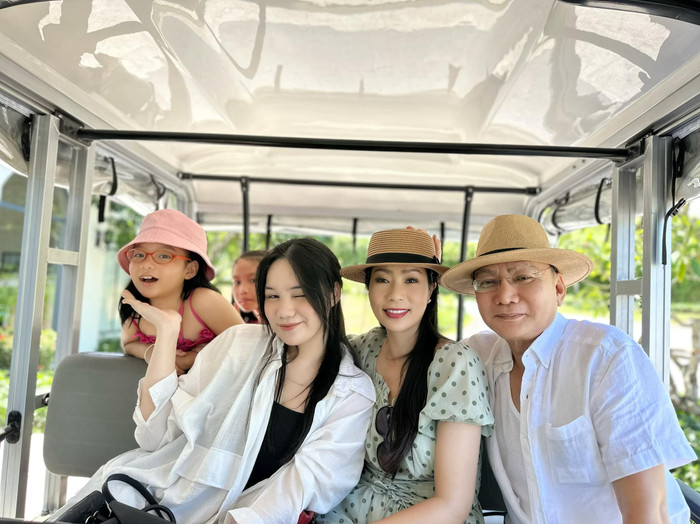 Trong cuộc sống đời thường lẫn công việc, NSƯT Trịnh Kim Chi luôn được chồng và các con hết mực quan tâm, ủng hộ 