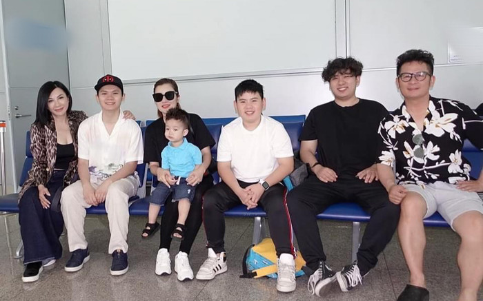 Vợ mới Bằng Kiều 'khóc như mưa' khi chia tay vợ cũ và các con của chồng về nước Ảnh 2