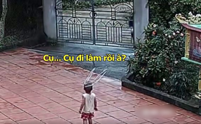 Thấy cụ bà đi ngang nhà, em bé 19 tháng tuổi có hành động khiến CĐM đốn tim Ảnh 1