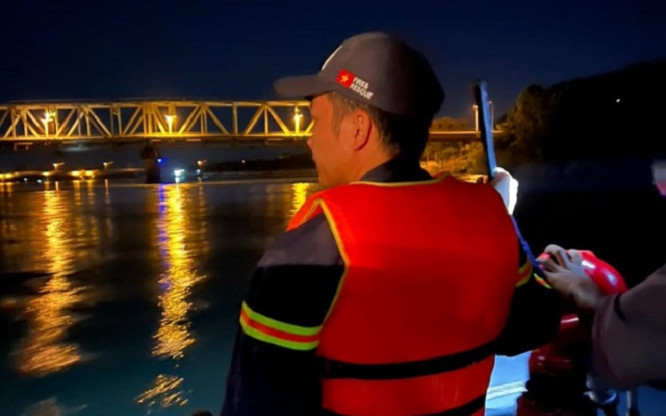 Thanh niên lên cầu Bến Thủy rồi làm điều dại dột, mẩu giấy để lại gây chú ý Ảnh 2