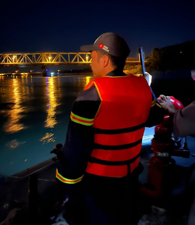 Lực lượng chức năng tìm kiếm nạn nhân