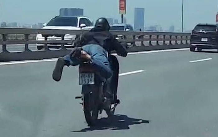 Nam thanh niên nằm dài trên xe máy rồi 'làm xiếc' trên cầu Nhật Tân Ảnh 2