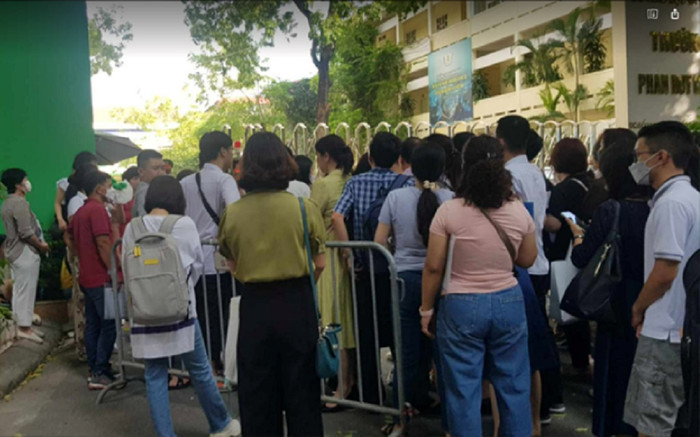 Phụ huynh Hà Nội xếp hàng xuyên đêm nộp hồ sơ vào lớp 10: Sở GD&ĐT ra chỉ đạo Ảnh 2