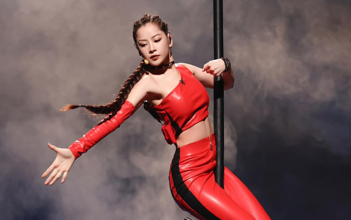 Dân mạng bật khóc khi thấy Chi Pu gặp sự cố trong lúc tập múa cột Ảnh 2