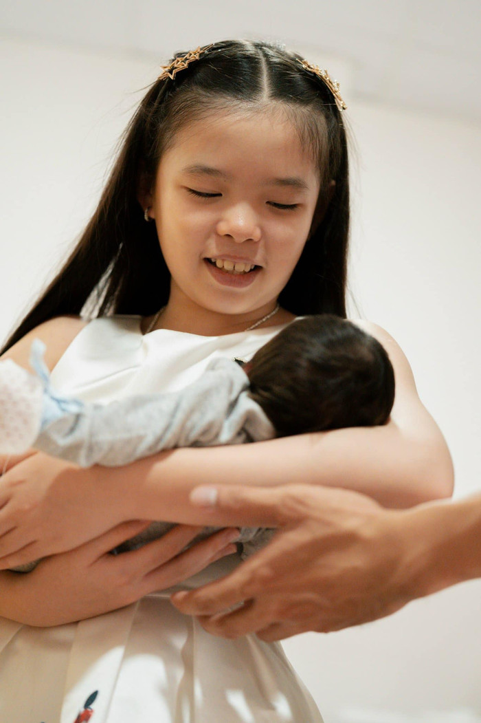 Dù mới 10 tuổi, thế nhưng bé Mia đã ra dáng 'chị cả' khi chăm em cực khéo