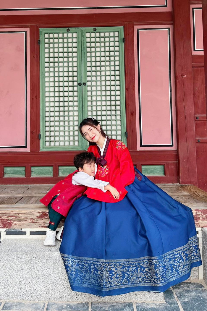  Hòa Minzy cùng con trai diện Hanbok, visual của quý tử được khen giống 'trai Hàn Ảnh 2