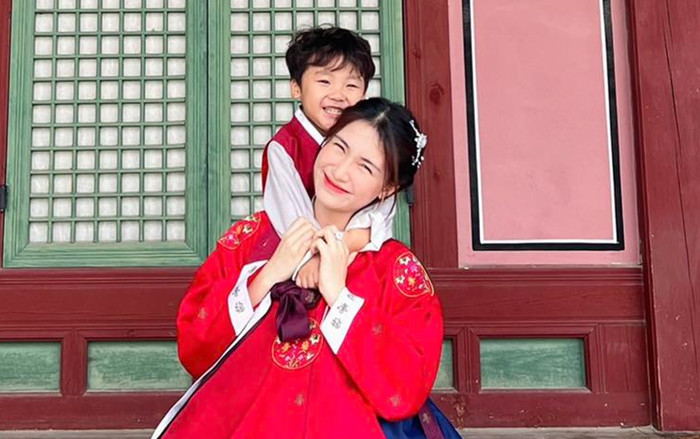 Hòa Minzy cùng con trai diện Hanbok, visual của quý tử được khen giống 'trai Hàn Ảnh 2