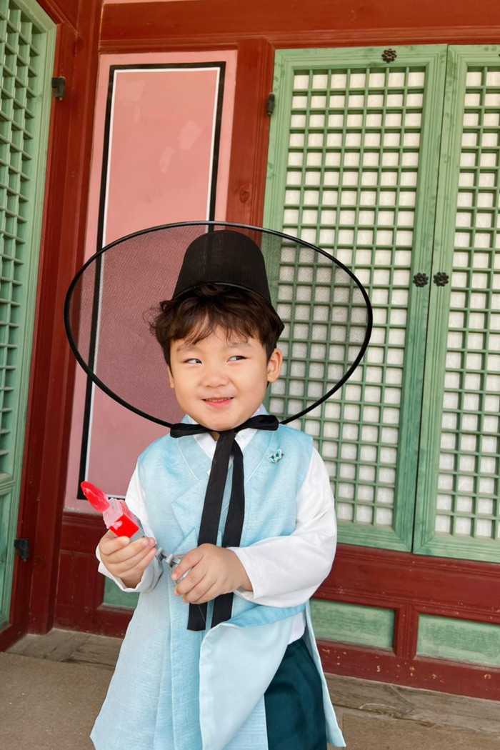  Hòa Minzy cùng con trai diện Hanbok, visual của quý tử được khen giống 'trai Hàn Ảnh 4