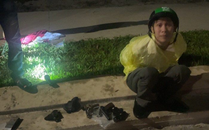 2 đối tượng mang 4 khẩu súng đi bán thì gặp công an Ảnh 2
