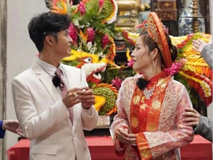 Gin Tuấn Kiệt và Puka mặc trang trang phục truyền thống tiến hành nghi lễ ăn hỏi.