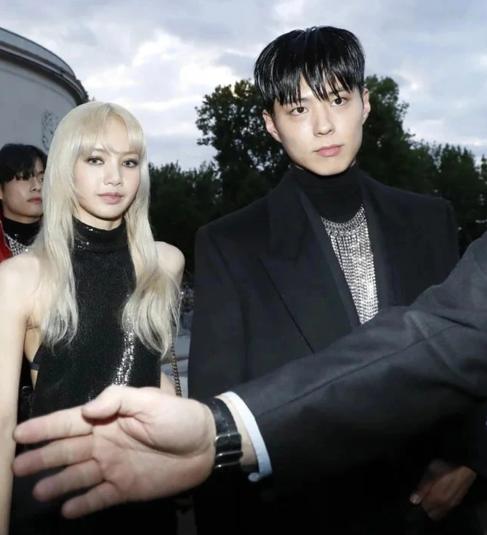 Rò rỉ hình ảnh được cho Lisa 'đầu tựa vai' nhân vật lạ mặt, nghi vấn bí mật hẹn hò Ảnh 5