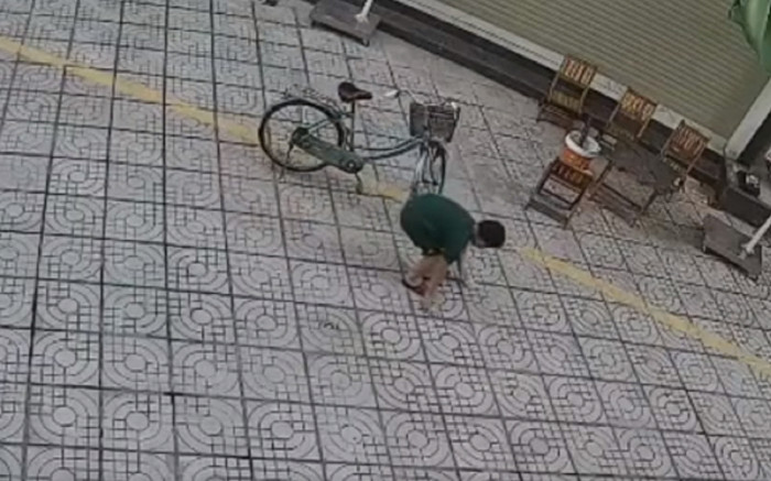 Thấy vài tờ tiền rơi dưới lòng đường, hành động tiếp đó của cậu bé gây bất ngờ Ảnh 2