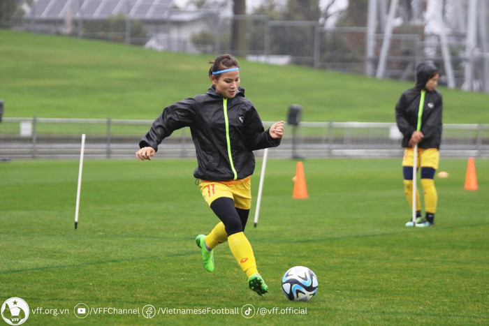 Có một chút khó khăn khi thời tiết tại Napier có mưa nặng hạt. HLV Mai Đức Chung quyết định rút ngắn thời lượng và kết thúc bài tập sớm.