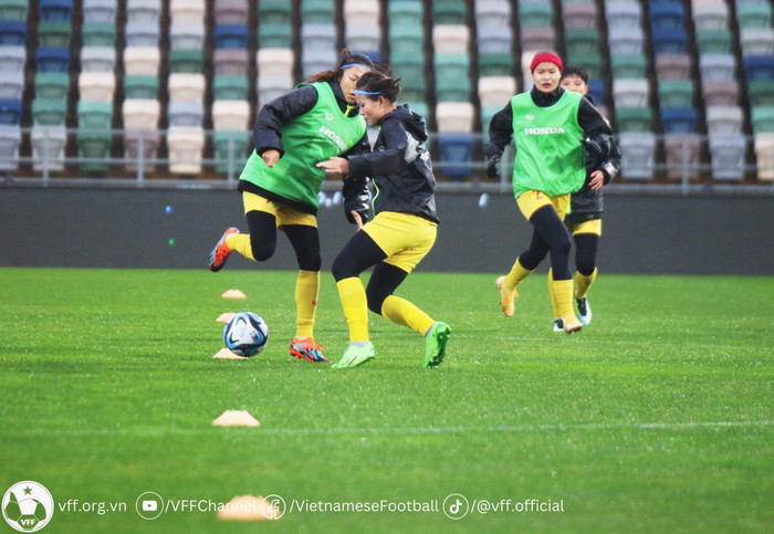 Sao đó, toàn đội bắt đầu với bài tập chính của HLV Mai Đức Chung.