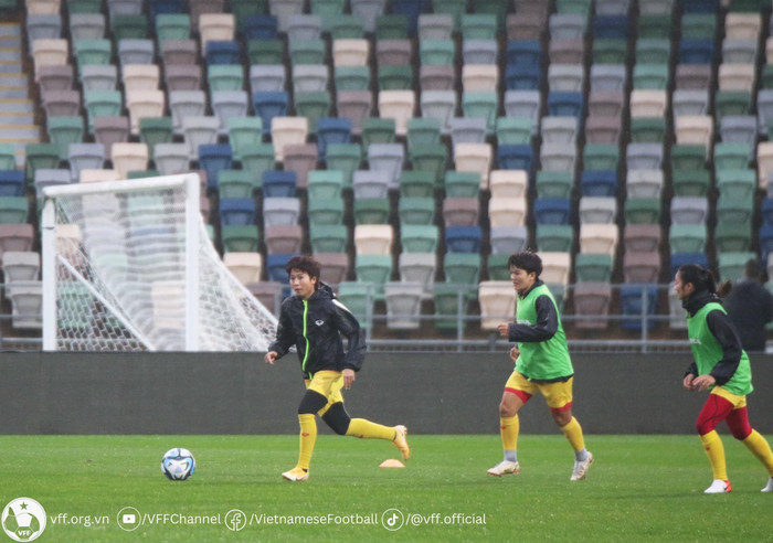 Bắt đầu buổi tập chiều nay, như thường lệ là các bài khởi động làm nóng người của HLV thể lực Cedric Roger và các trợ lý.