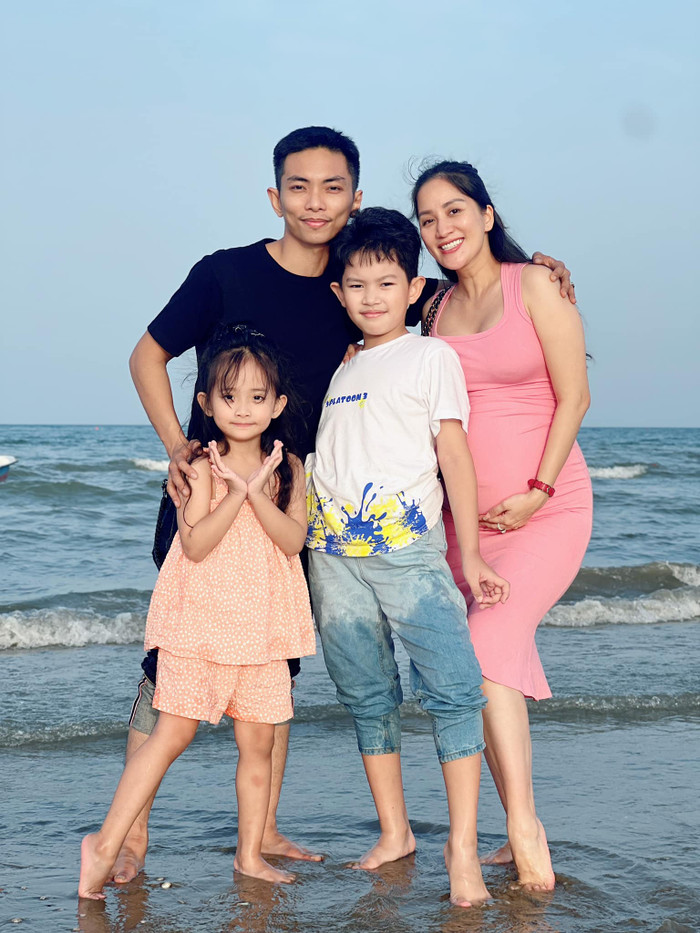 Hiện tại, Khánh Thi đang mang thai lần 3. Bận rộn với lịch trình công việc và chia sẻ tình trạng đáng lo ngại, thế nhưng mẹ bầu vẫn dành thời gian đưa các nhóc tỳ đi chơi
